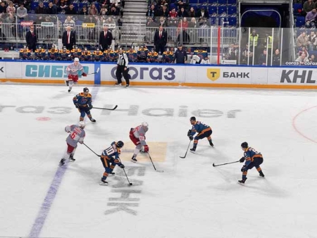 Спартаковцы уступили китайцам на питерском льду