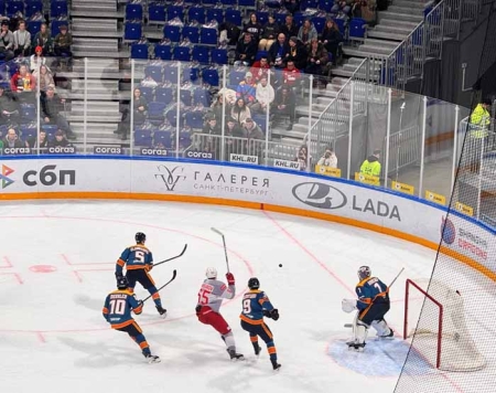Спартаковцы уступили китайцам на питерском льду