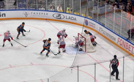 Спартаковцы уступили китайцам на питерском льду