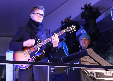 Каток «Лужники» площадью 16 000 квадратных метров открылся на обновленной Центральной площади после масштабной реконструкции. Одновременно ледовая поверхность вмещает до 3000 посетителей.