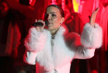 Каток «Лужники» площадью 16 000 квадратных метров открылся на обновленной Центральной площади после масштабной реконструкции. Одновременно ледовая поверхность вмещает до 3000 посетителей.