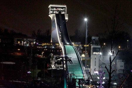 Каток «Лужники» площадью 16 000 квадратных метров открылся на обновленной Центральной площади после масштабной реконструкции. Одновременно ледовая поверхность вмещает до 3000 посетителей.