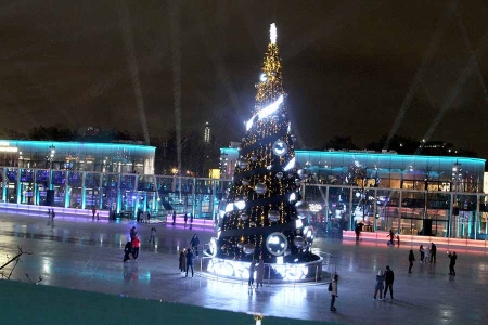 Каток «Лужники» площадью 16 000 квадратных метров открылся на обновленной Центральной площади после масштабной реконструкции. Одновременно ледовая поверхность вмещает до 3000 посетителей.