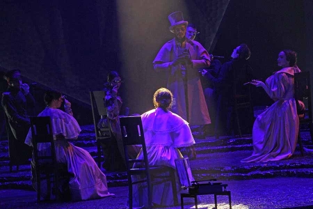 «Грусть в обществе смешна, а слишком большая весёлость неприлична»