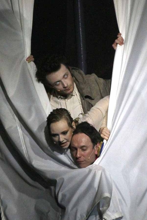 «Грусть в обществе смешна, а слишком большая весёлость неприлична»