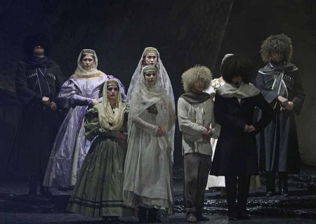 «Грусть в обществе смешна, а слишком большая весёлость неприлична»