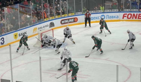 Два очка казанца Хмелевского позволили одержать победу над «трактористами» в столице Татарстана, а шанхайские «драконы» в овертайме проиграли «нефтяникам» в городе на Неве.