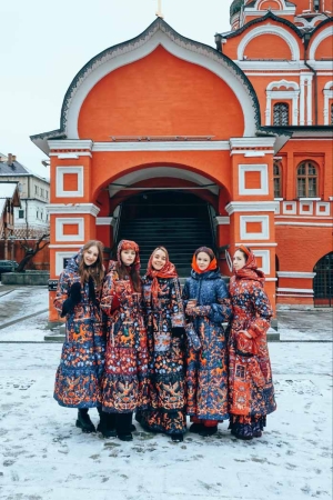 Душегрея устроила праздничную «Ярмарку красок» в историческом центре Москвы