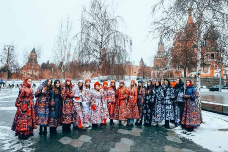 Душегрея устроила праздничную «Ярмарку красок» в историческом центре Москвы