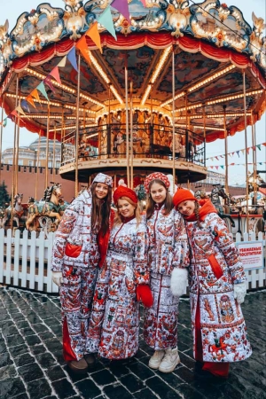 Душегрея устроила праздничную «Ярмарку красок» в историческом центре Москвы