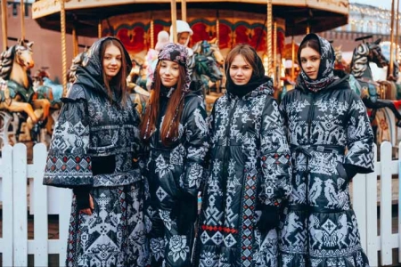 Душегрея устроила праздничную «Ярмарку красок» в историческом центре Москвы