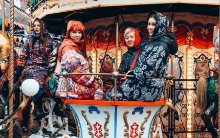 Душегрея устроила праздничную «Ярмарку красок» в историческом центре Москвы