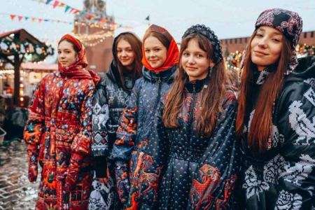 Душегрея устроила праздничную «Ярмарку красок» в историческом центре Москвы