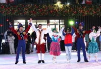 Флешмоб в костюмах героев сказки про Буратино