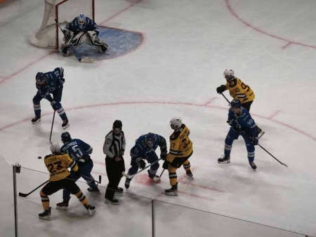 Череповец побеждает Москву в хоккейном противостоянии