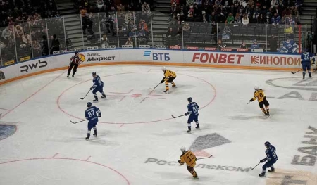 Череповец побеждает Москву в хоккейном противостоянии