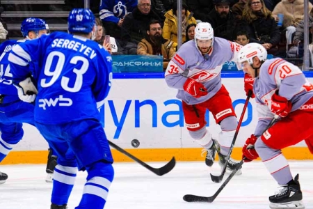 Хоккейные поединки в Москве и Казани