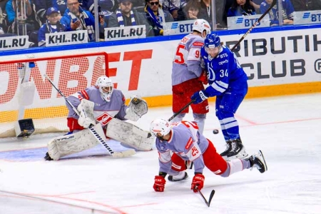 Хоккейные поединки в Москве и Казани