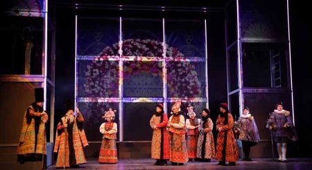 Семейное шоу: эксперимент с мультижанровыми формами – премьера спектакля «Соборная площадь» (6+)