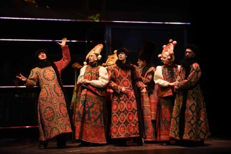 Семейное шоу: эксперимент с мультижанровыми формами – премьера спектакля «Соборная площадь» (6+)