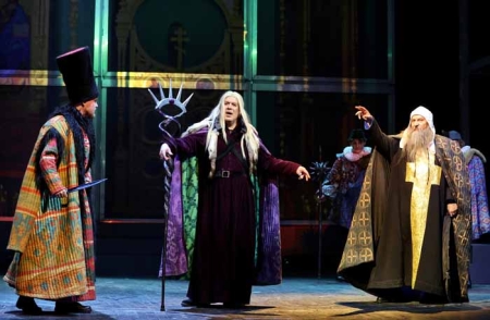 Семейное шоу: эксперимент с мультижанровыми формами – премьера спектакля «Соборная площадь» (6+)