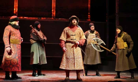 Семейное шоу: эксперимент с мультижанровыми формами – премьера спектакля «Соборная площадь» (6+)