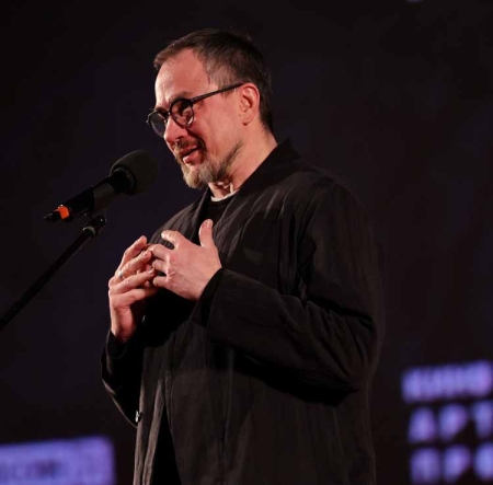 Премьерный показ спектакля вахтанговцев «Мёртвые души» в московском киноцентре «Октябрь»