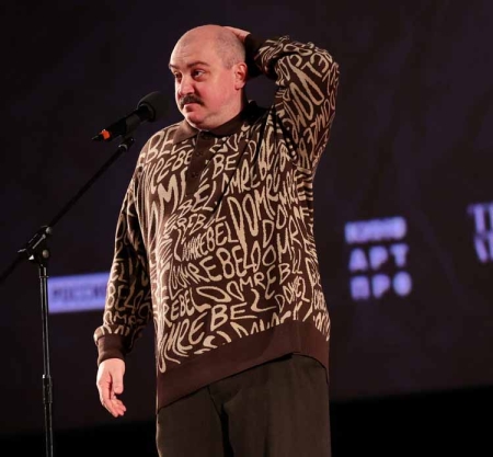 Премьерный показ спектакля вахтанговцев «Мёртвые души» в московском киноцентре «Октябрь»