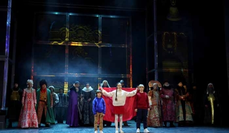 Семейное шоу: эксперимент с мультижанровыми формами – премьера спектакля «Соборная площадь» (6+)