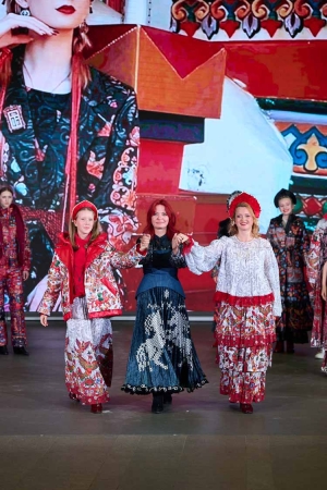 Екатерина Копанова с дочкой открыли дефиле Душегреи в Гостином дворе