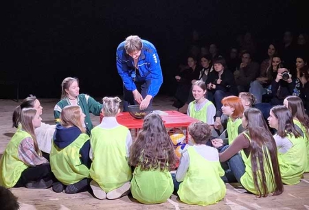 «Восьмиклассница» (16+) – премьера в Маяковке