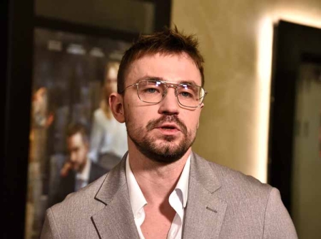 «Коммерсант» - премьера в «Октябре»