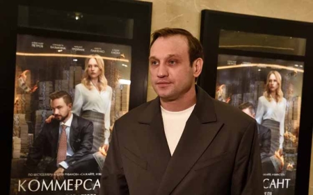 «Коммерсант» - премьера в «Октябре»