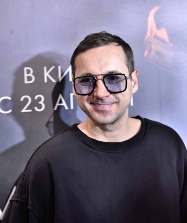 «Коммерсант» - премьера в «Октябре»