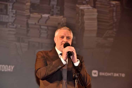 «Коммерсант» - премьера в «Октябре»