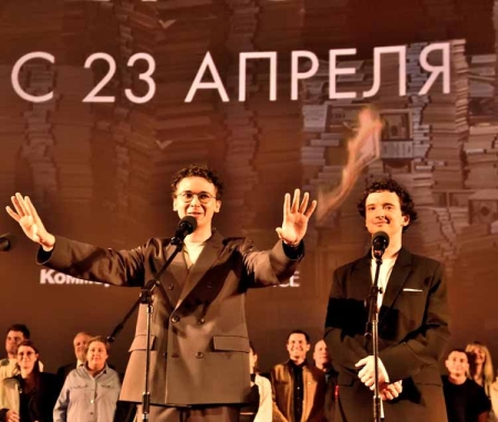 «Коммерсант» - премьера в «Октябре»