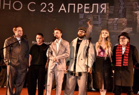 «Коммерсант» - премьера в «Октябре»