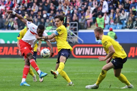 Три футбольных матча в День космонавтики