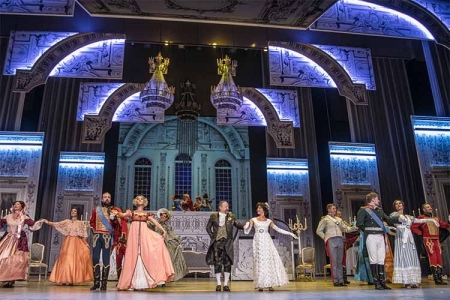 «Симфонический оркестр, грандиозные декорации, живая лошадь»