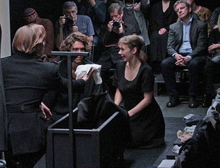 «Иногда люди должны сесть и подумать. О себе. О жизни. О других людях»